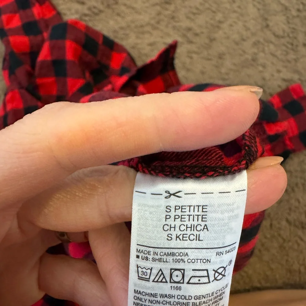 Old Navy The Classic Shirt Red Black Gingham Plaid Flannel SP PETITE SMALL - Picture 6 of 7
